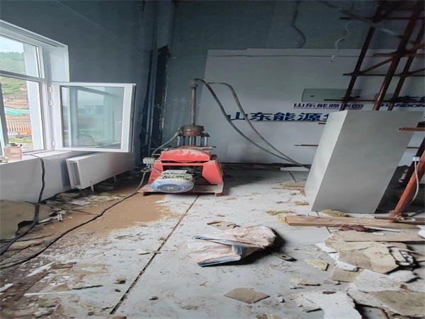 幸福路街道地基基础下沉墙体裂缝加固注浆顶升施工